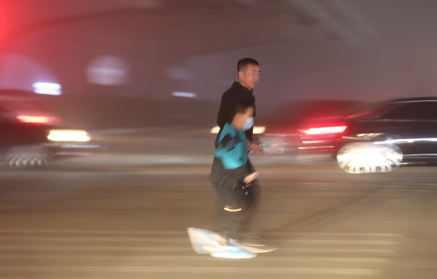 內(nèi)蒙古呼和浩特遭遇強沙塵暴