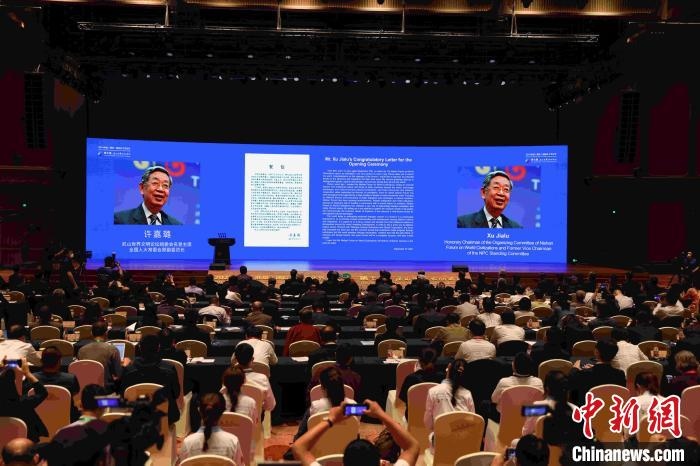 第九屆、第十屆全國人大常委會(huì)副委員長(zhǎng)許嘉璐向大會(huì)發(fā)來賀信?！∈⒓样i 攝