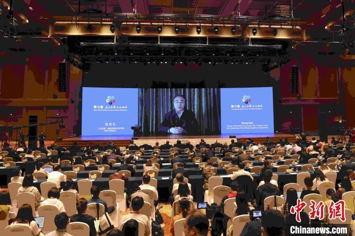 中國工程院院士、“人民英雄”國家榮譽(yù)稱號(hào)獲得者張伯禮通過視頻發(fā)表主旨演講?！∈⒓样i 攝