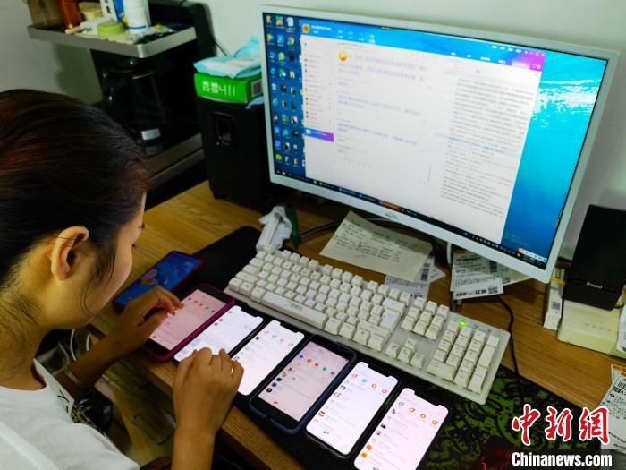 圖為網(wǎng)絡(luò)客服為網(wǎng)上“專車座套”客戶答疑釋惑?！巫雍?攝