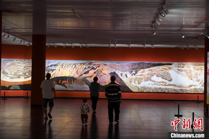 162米巨幅油畫(huà)長(zhǎng)卷《黃河》吸引市民駐足觀看。　楊華峰 攝