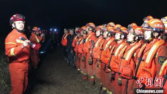 平遙縣消防救援大隊大隊長龔宇作總攻發(fā)起前的動員。　閆旭輝 攝