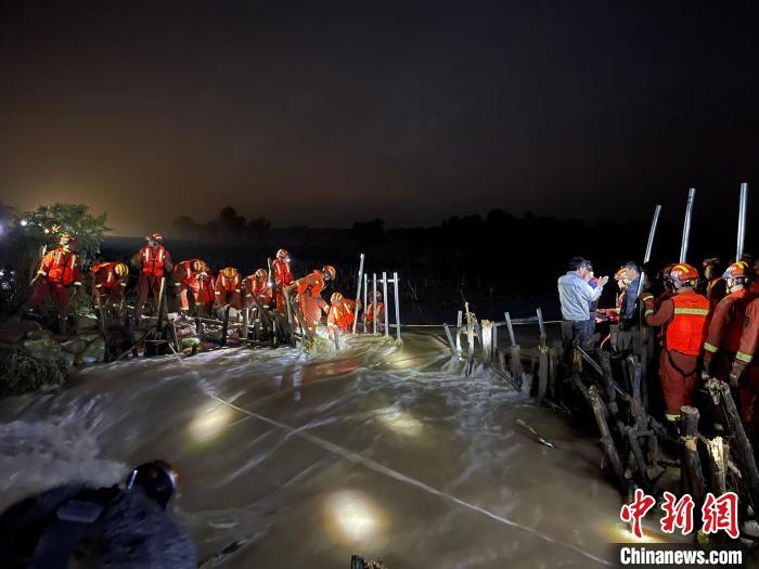 消防員分成左右兩路，同時發(fā)起決口封堵總攻?！￠Z旭輝 攝