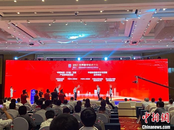 簽約現(xiàn)場?！×植?攝