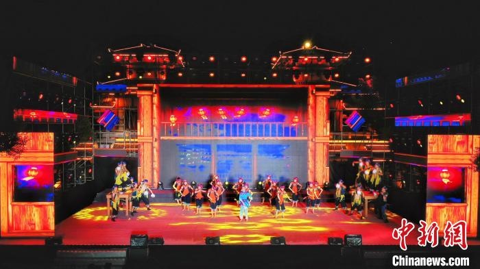 2021昭君文化旅游活動專場晚會現(xiàn)場?！≈苄橇?攝