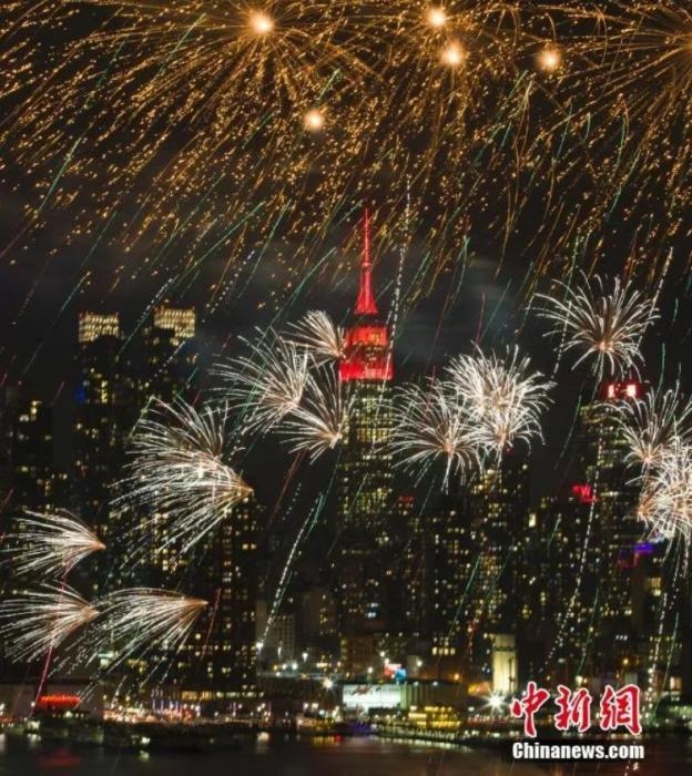 　　2018年，中國駐紐約總領(lǐng)事館前的哈德遜河上空燃放起焰火，慶祝中國狗年春節(jié)。