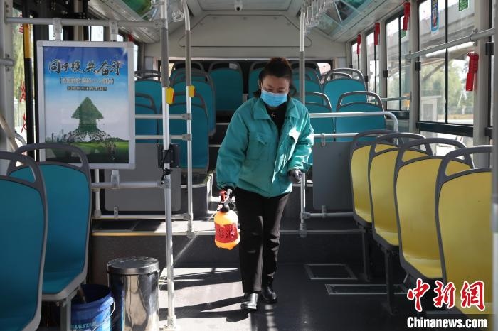 工作人員正在對公交車進(jìn)行消殺。　于晶 攝