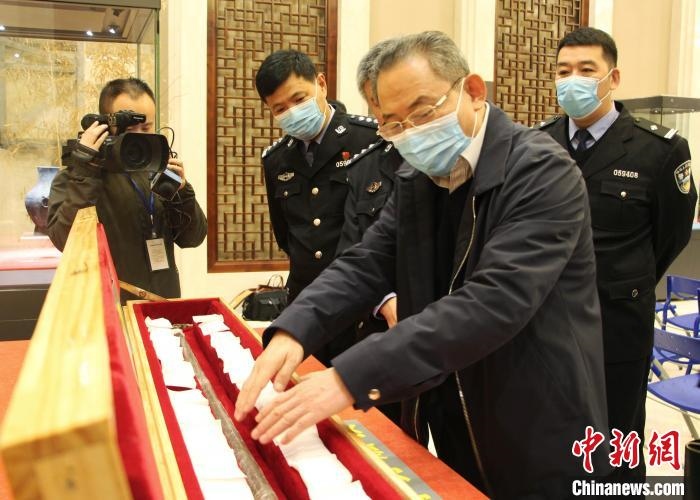 山東博物館館長鄭同修介紹涉案文物龍首錯(cuò)銀木柲銅杖。　趙曉 攝