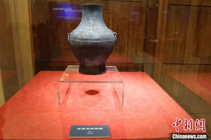 二級文物戰(zhàn)國時(shí)期漆蓋云紋銅壺?！≮w曉 攝