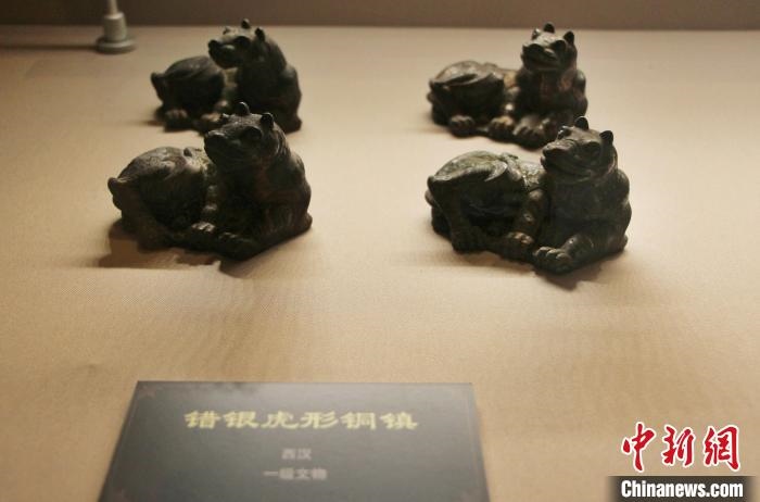 一級文物錯(cuò)銀虎形銅鎮(zhèn)?！≮w曉 攝