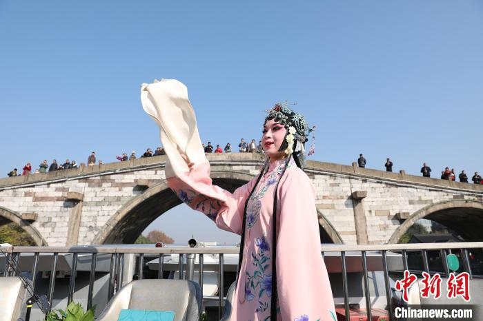 2019京杭對(duì)話的大運(yùn)河京杭雅集活動(dòng)中，浙江昆劇團(tuán)國(guó)家一級(jí)演員楊崑在中國(guó)大運(yùn)河(杭州段)上進(jìn)行表演。　徐軍 攝 攝