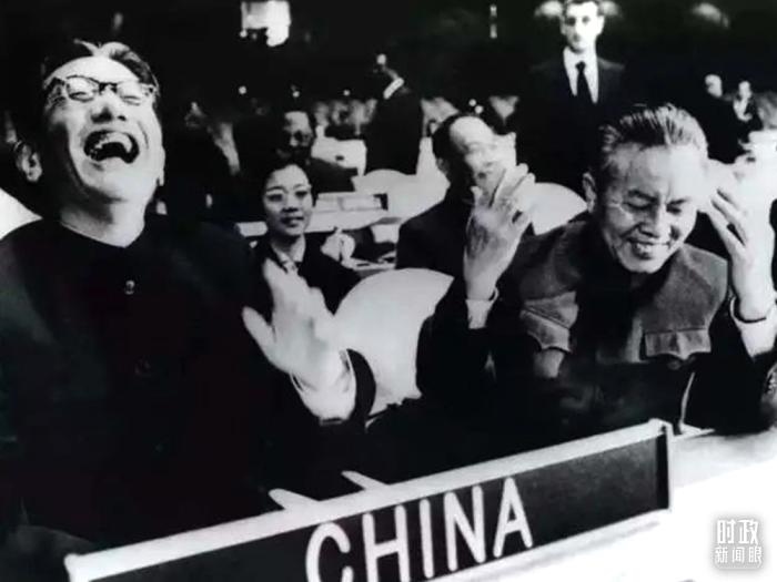 △1971年11月15日，以外交部副部長(zhǎng)喬冠華(左一)為團(tuán)長(zhǎng)、黃華(右一)為副團(tuán)長(zhǎng)的中國(guó)代表團(tuán)，首次出現(xiàn)在聯(lián)合國(guó)大會(huì)上。(資料圖)