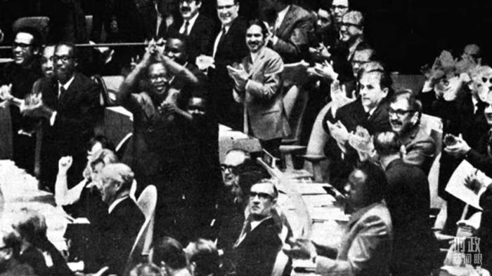 △第2758號(hào)決議通過(guò)后，現(xiàn)場(chǎng)爆發(fā)出熱烈歡呼聲。(資料圖)