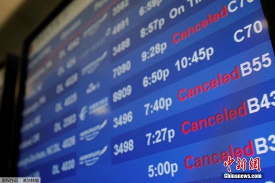 水管破裂造成第四航站樓的多家航班延誤或取消。圖為航站樓內(nèi)的電子公告牌顯示航班信息。