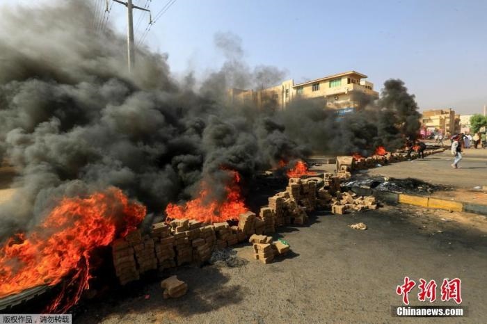 當(dāng)?shù)貢r(shí)間10月25日，蘇丹局勢(shì)發(fā)生突變，過(guò)渡政府總理被“綁架”，政府部長(zhǎng)被軍方抓捕，國(guó)家進(jìn)入緊急狀態(tài)，大量民眾走上街頭對(duì)軍方行動(dòng)進(jìn)行抗議，已有7人在抗議活動(dòng)中死亡，140人受傷。圖為抗議活動(dòng)中燃燒的輪胎。