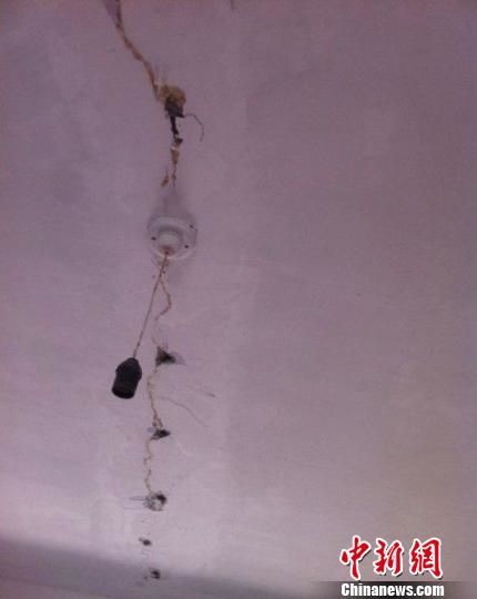 資料圖：房頂開裂。