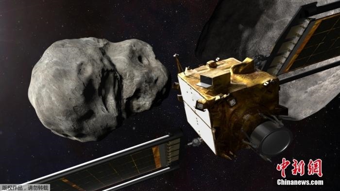 當(dāng)?shù)貢r(shí)間11月4日，法新社公布了兩張來自美國宇航局的太空效果圖，畫面顯示一艘宇宙飛船從小行星后面進(jìn)行撞擊。據(jù)悉，美國宇航局計(jì)劃讓一艘以每小時(shí)24000公里的速度飛行的宇宙飛船撞上一顆小行星以進(jìn)行“行星防御”測試，雖然地球尚且沒有面臨如此緊迫的危險(xiǎn)。