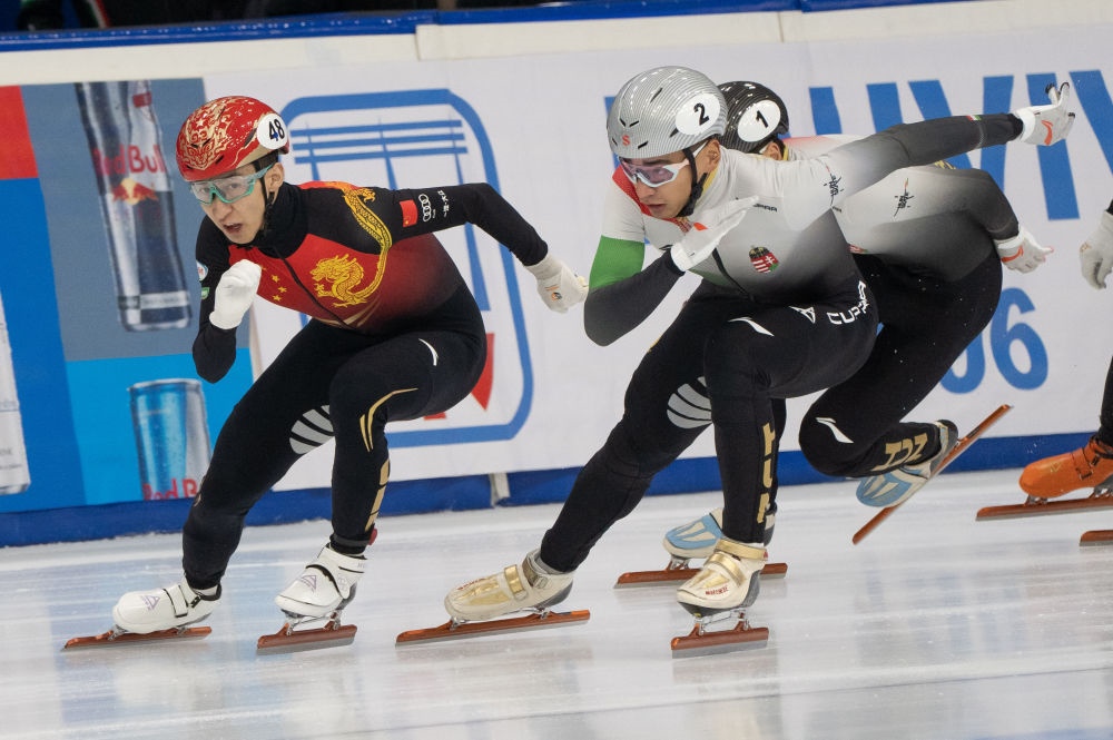 11月20日，中國(guó)選手武大靖(左)和匈牙利選手劉少林在比賽中。劉少林奪得冠軍，武大靖獲得第四名。新華社發(fā)(弗爾季·奧蒂洛 攝)