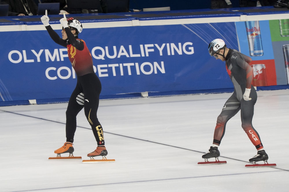 11月20日，任子威(左)在比賽后慶祝。新華社發(fā)(弗爾季·奧蒂洛 攝)