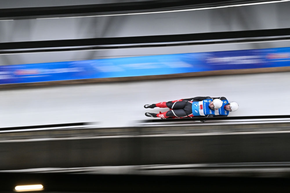 11月21日，“相約北京”國(guó)際雪橇聯(lián)合會(huì)雪橇世界杯，中國(guó)選手黃葉波/彭俊越在團(tuán)體接力比賽中。新華社記者陳益宸攝