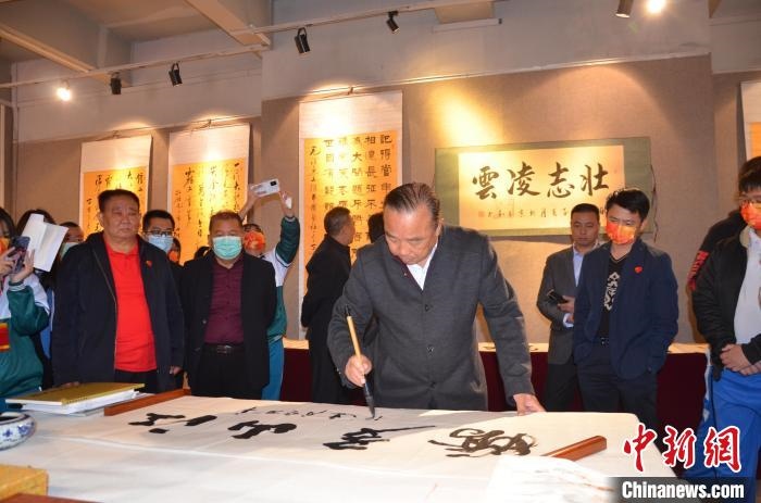 圖為“鐵軍老戰(zhàn)士”、著名書法家、解放軍報原副總編輯連俊義少將現(xiàn)場揮毫?！☆佇玛?攝 攝