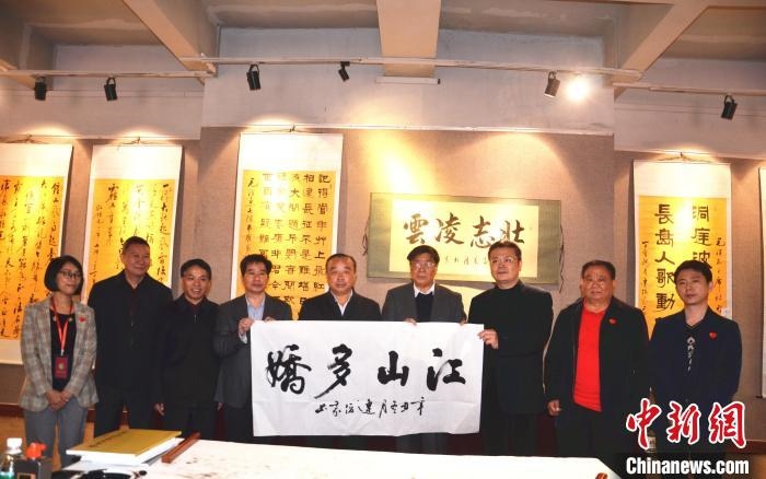 圖為百名將軍書畫展活動現(xiàn)場?！☆佇玛?攝 攝