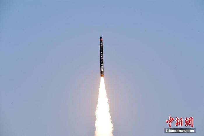 北京時(shí)間2021年12月7日12時(shí)12分，谷神星一號(hào)遙二運(yùn)載火箭在中國(guó)酒泉衛(wèi)星發(fā)射中心成功發(fā)射升空，將搭載的天津大學(xué)一號(hào)、麗澤一號(hào)、寶醞號(hào)、金紫荊五號(hào)、金紫荊一號(hào)03星等5顆小衛(wèi)星順利送入預(yù)定軌道，發(fā)射任務(wù)獲得圓滿成功。汪江波 攝