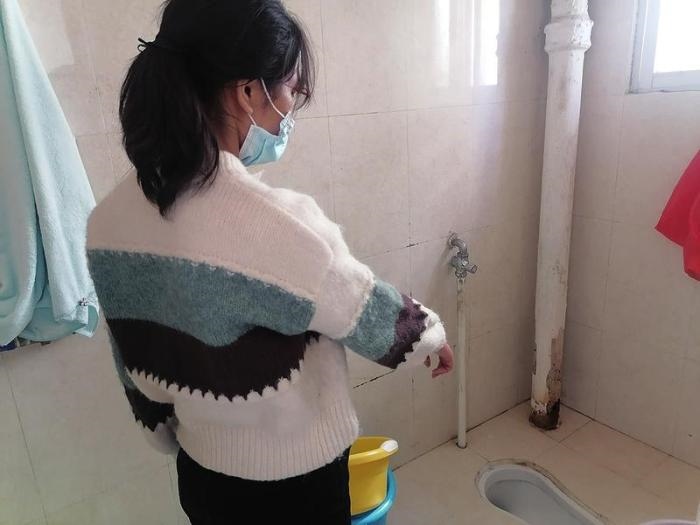  劉小姐在網(wǎng)上找人疏通出租屋里的廁所，被收費(fèi)5380元