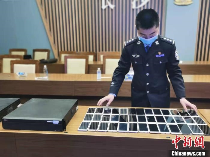 民警展示作案工具?！￠L沙市公安局供圖