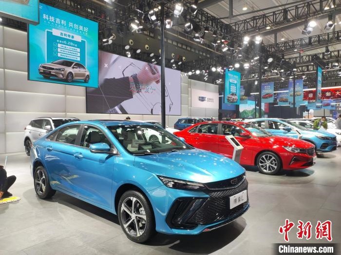 長沙國際車展上展出的汽車?！√菩∏?攝