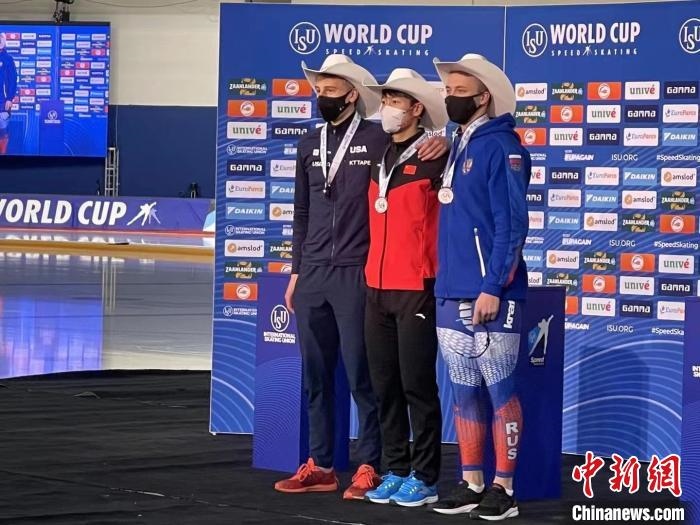 寧忠?guī)r在頒獎(jiǎng)儀式上?！『邶埥◇w育局提供