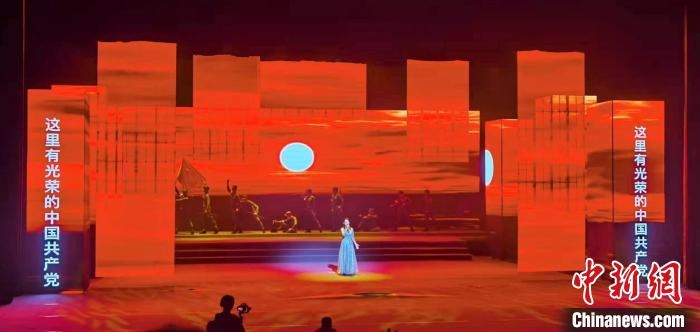 圖為“百年風華”大型音樂史詩劇現(xiàn)場。　劉海靈 攝