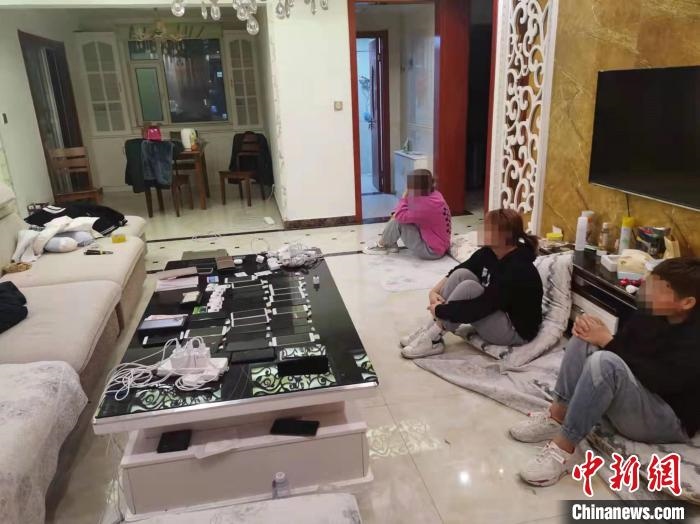 資料圖為果洛藏族自治州公安民警抓獲的犯罪嫌疑人。　瑪沁縣公安局供圖