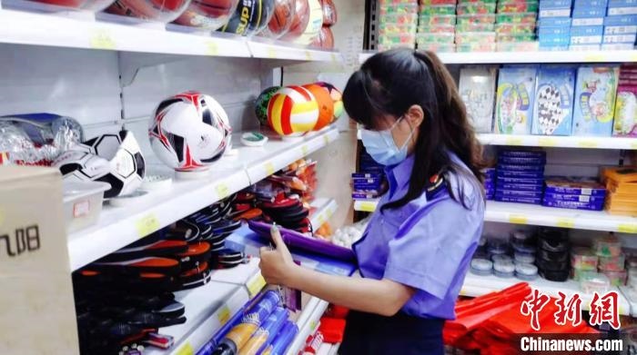 圖為秦皇島市海港區(qū)市場(chǎng)監(jiān)督管理局工作人員正在檢查涉冬奧標(biāo)志商品。　秦皇島市海港區(qū)市場(chǎng)監(jiān)督管理局供圖