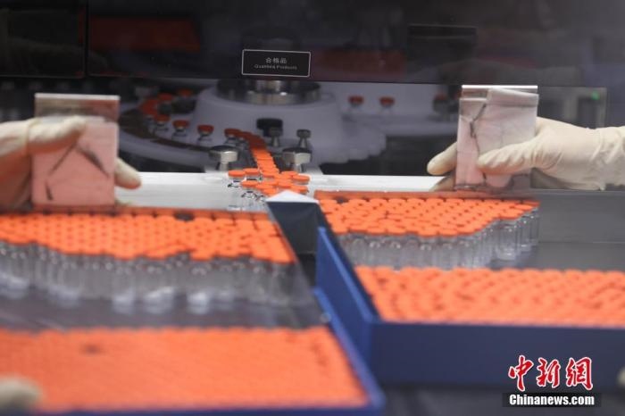資料圖：北京科興中維生物技術(shù)有限公司生產(chǎn)線上的疫苗。 <a target='_blank' href='/'>中新社</a>記者 蔣啟明 攝 　