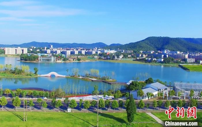 后湖藝術(shù)園?！√菩∏?攝