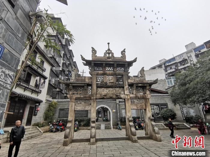 “道冠古今”牌坊?！×荷?攝