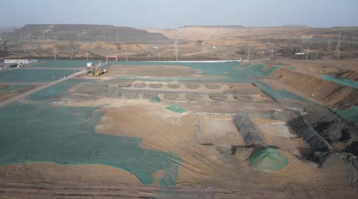 2021年12月11日，督察組使用無人機(jī)拍攝，神木市蘭炭產(chǎn)業(yè)特色園區(qū)檸條塔片區(qū)廢水集中處理設(shè)施僅完成部分基礎(chǔ)建設(shè)