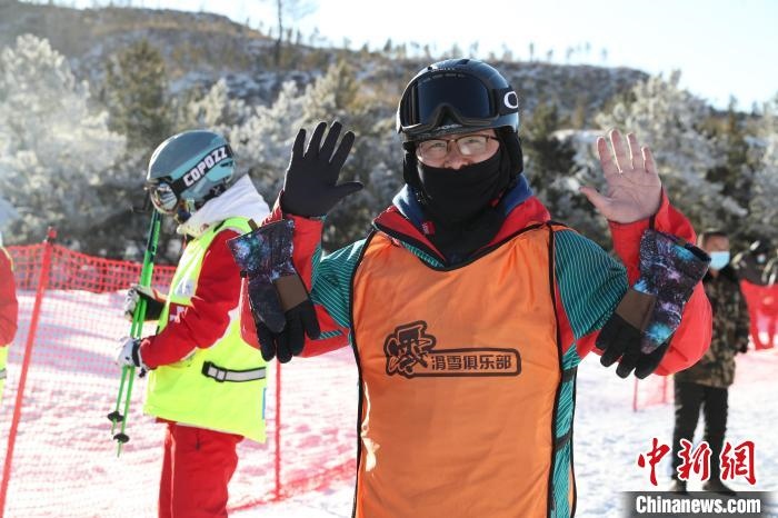 圖為滑雪場(chǎng)現(xiàn)場(chǎng)?！≡S婷 攝