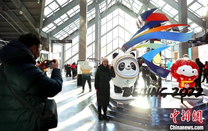 圖為滑雪場(chǎng)現(xiàn)場(chǎng)?！≡S婷 攝