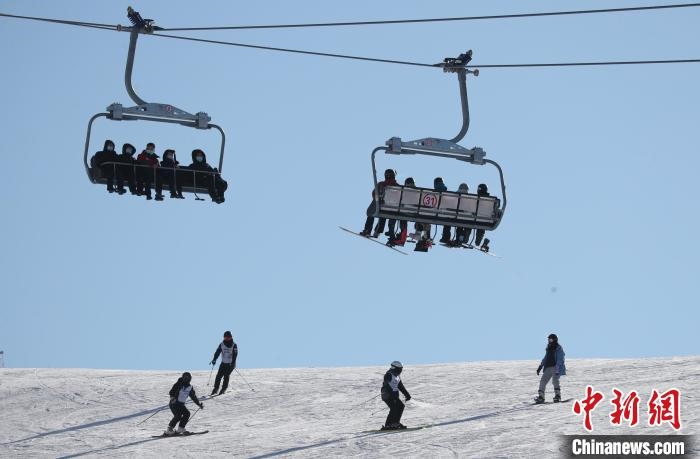 圖為滑雪場(chǎng)現(xiàn)場(chǎng)?！≡S婷 攝