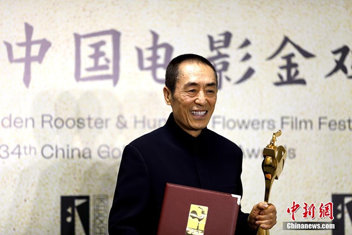 12月30日晚，第34屆中國電影金雞獎頒獎典禮在福建省廈門市舉行。張藝謀以執(zhí)導(dǎo)《懸崖之上》榮膺最佳導(dǎo)演獎。 <a target='_blank' href='/'>中新社</a>記者 呂明 攝
