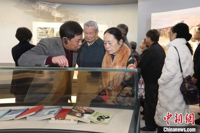 船政后裔在參觀新館?！￡悤造o 攝