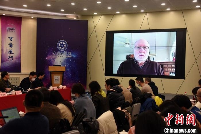 美國伊利諾伊大學(xué)教授理查德？克魯切爾通過視頻點(diǎn)評(píng)FAST測(cè)量星際磁場(chǎng)最新研究成果。　<a target='_blank' href='/'>中新社</a>記者 孫自法 攝