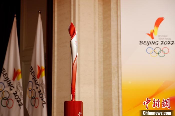 展示的北京冬奧會火炬?！〗x 攝