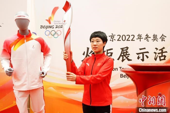 溫哥華冬奧會冠軍張會展示北京2022年冬奧會火炬?！〗x 攝