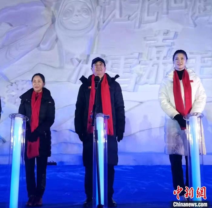 前女排國家隊隊長奧運(yùn)冠軍惠若琪(右一)，中國女子田徑競走奧運(yùn)冠軍王麗萍(左一)助陣當(dāng)晚活動?！≮w桂華 攝