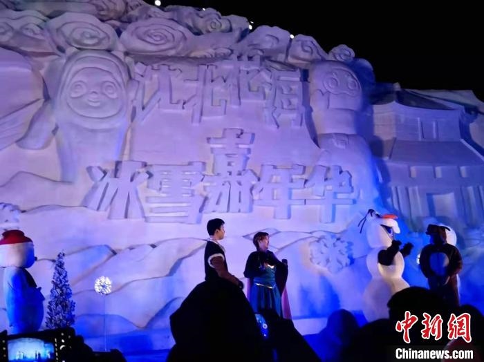 活動現(xiàn)場表演的《冰雪奇緣》很受歡迎?！≮w桂華 攝