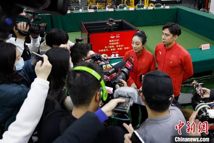 1月5日晚，全力沖刺北京冬奧學(xué)習(xí)座談會在北京舉行。座談會后，中國花樣滑冰雙人滑組合隋文靜、韓聰接受記者采訪。 <a target='_blank' href='/'>中新社</a>記者 富田 攝