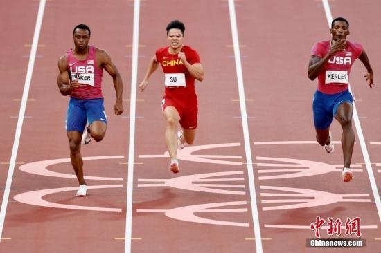 資料圖：北京時(shí)間8月1日晚，在東京奧運(yùn)會(huì)男子百米決賽中，中國(guó)選手蘇炳添以9.98秒的成績(jī)獲得第六名，作為首位闖進(jìn)奧運(yùn)男子百米決賽的中國(guó)人，他再次創(chuàng)造了歷史。圖為蘇炳添在比賽中。<a target='_blank' href='/'>中新社</a>記者 富田 攝